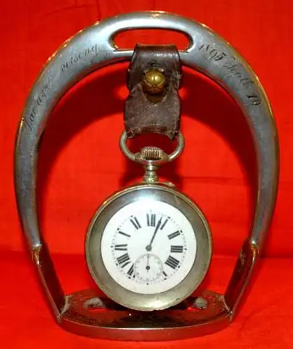 Tischuhr,19. Sept.1895,Wildschweinwettbewerb zu Pferde,Uhr in einem Steigbügel