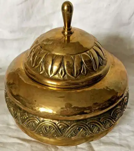Sehr schöne runde Dose aus Messing mit Deckel, ca. 1930,Handarbeit