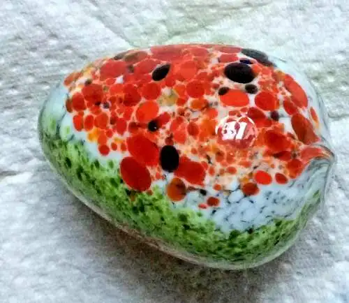 Ei aus Muranoglas mit rotem und grünem Dekor