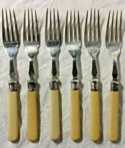 Zwölfteiliges Fischbesteck in Holzkassette, versilbert, gestemp. Sheffield 1915