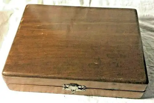 Zwölfteiliges Fischbesteck in Holzkassette, versilbert, gestemp. Sheffield 1915