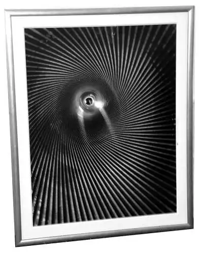 Fotografie,moderne Industrie-Fotografie,Arbeiter schaut durch ein gezogenes Rohr