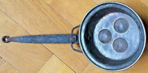 Uralte Kupferpfanne mit drei Vertiefungen, ca. 1820, sehr gut erhalten, 16,5 cm 