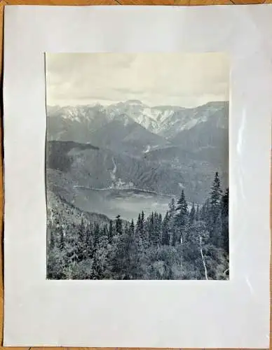 Großformatiges s-w Photo eines Alpensees von Dr. Philipp Kremer