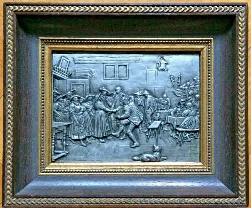 Zinnrelief nach dem Gemälde „Ankunft auf dem Tanzboden“ von Franz Defregger