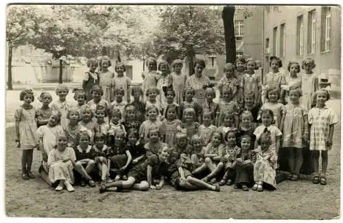 Zwei alte Klassenphotos von Mädchenklassen