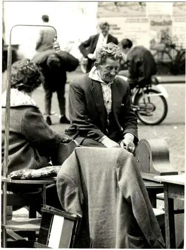 Original-Photographie von Gert Mähler „Warten auf Käufer“