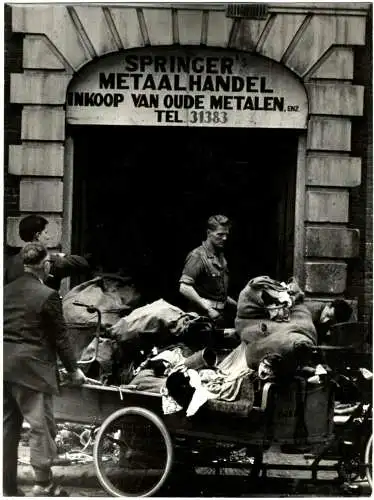 Original-Photographie von Gert Mähler „Am Waterlooplein (Amsterdam)“