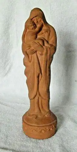 Madonnenfigur mit Jesuskind auf Sockel aus rotem Ton - signiert, ca. 1920