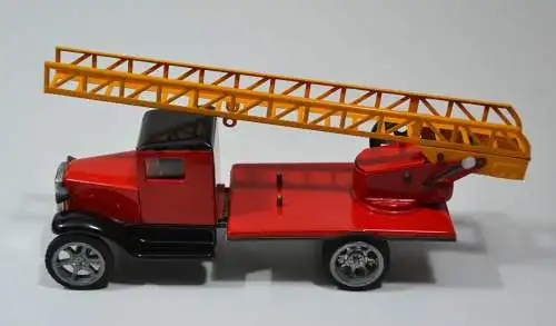 Feuerwehrfahrzeug aus Blech, mit Drehleiter, ca. 1970er- 1980er