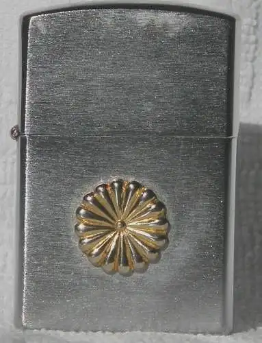 Benzinfeuerzeug ohne Marke mit stilisierter Blüte