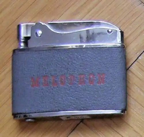 Benzinfeuerzeug - Werbeartikel der Firma "MELOPHON", wohl 1970er Jahre