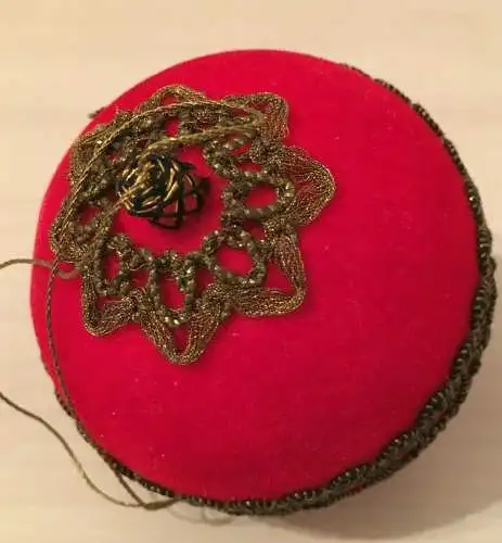 Weihnachtsschmuck, Weihnachtskugel, ummantelt mit Samt und Spitze,rot