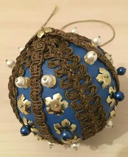 Weihnachtsschmuck, Weihnachtskugel, ummantelt mit Pailletten und Spitze,blau