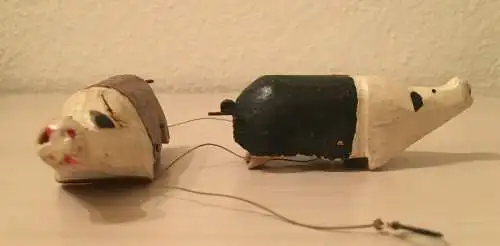  Zwei Schweine,aus  Holz, Hand geschnitzt, a.d. Spiel Hoki-Poki von 1908