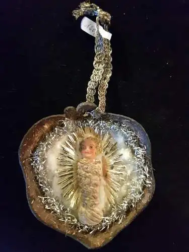 Baumschmuck,Weihnachten,Kokosnussschale mit Vatschenkindl,wohl vor 1900