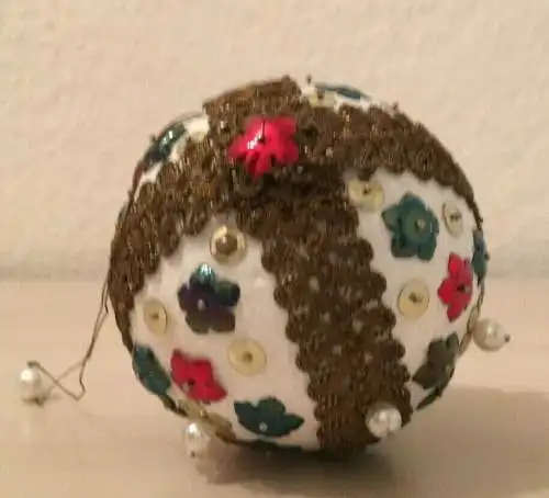 Weihnachtsschmuck, Weihnachtskugel, ummantelt mit Pailletten und Spitze,weiß