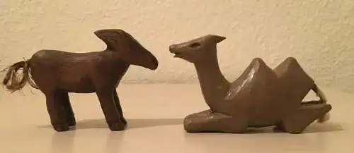  Zwei Figuren, Kammel und Fohlen,aus  Holz, 20.Jhdt
