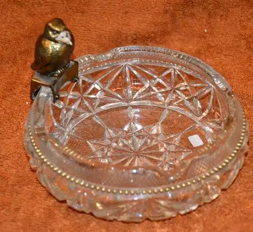 Aschenbecher,geschliffenes Glas mit Metallvogel auf dem Rand,ca.1930