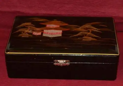 China,schwarze Lackdose mit Malerei,um 1900