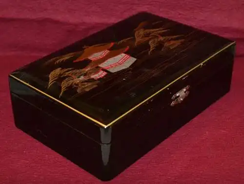 China,schwarze Lackdose mit Malerei,um 1900