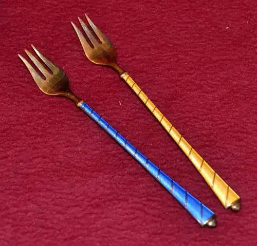 zwei kleine Gabeln,Dänemark,Silber vergoldet,Griffe emailiert,1920