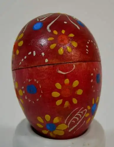 Osterei,Holz,zum Öffnen,rot mit blau,gelb,weißer Blumendekoration,wohl sorbisch 