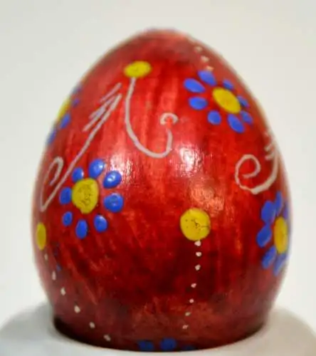 Osterei,klein,Holz,rote Grundfarbe, Ornamente in blau,gelb und weiß, 