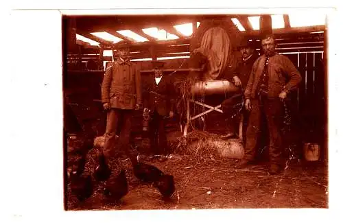 Fotografie, s/w,Landwirtschaft,Bauern im Stadel mit Hühnern,Oldenburg  1920