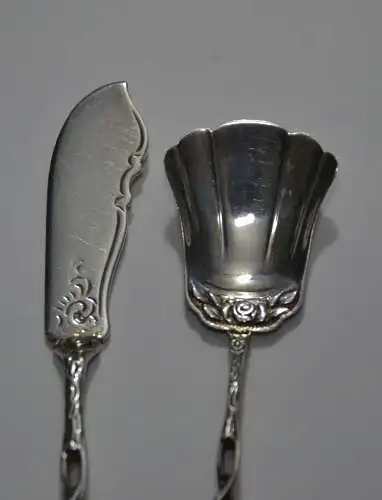Besteck, Zuckerlöffel, Buttermesser, versilbert, Rosenrelief, 2 Stck.