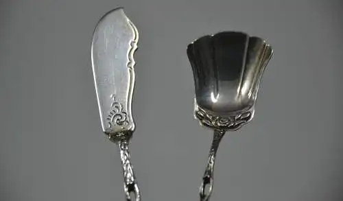 Besteck, Zuckerlöffel, Buttermesser, versilbert, Rosenrelief, 2 Stck.