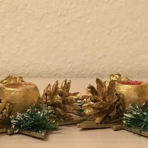 Weihnachtsschmuck, Zwei Kerzenständer aus Holz