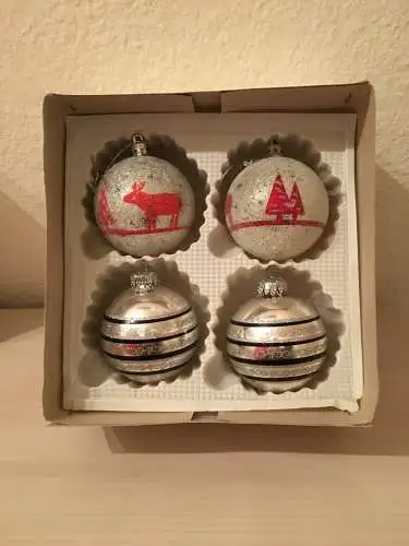 Weihnachtsschmuck, Vier Kugeln aus Glas, mit verschiedenen Motiven