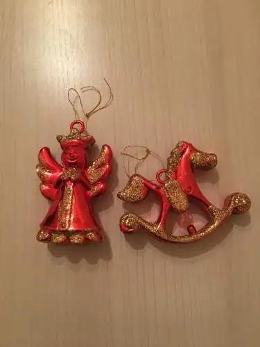 Weihnachtsschmuck,  Engel und Schaukelstuhl, aus  rotem Glas, 