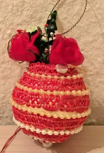 Weihnachtsschmuck,  Weihnachtskugel, beschmückt mit Perlen und Seidenrosen