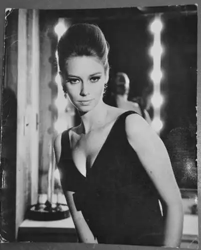 Fotografie,Mark Kaufman,Necklines make you nervous,Camera Press,London,ca 1970