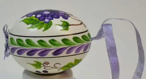 Osterei,Gänseei,handbemalt,blaue Trauben,monogrammiert,A.K.,Tschechien,wohl 1988