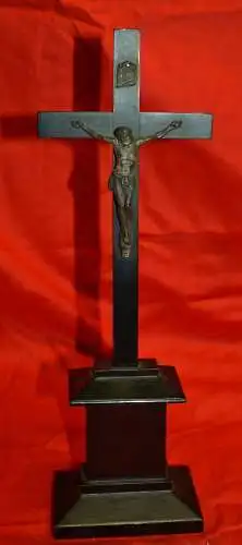 Holzkreuz mit versilbertem Metallcorpus auf Sockel,19 . Jhdt
