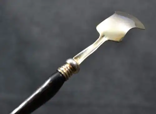 Zuckerlöffel,  Metall versilbert, Horngriff, sehr dekorativ