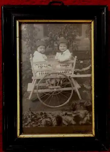 Zwei kleine Kinder in einem Karren - alte s/w-Photographie gerahmt unter Glas