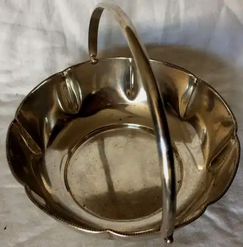 Kleine runde versilberte Schale mit beweglichen Henkel, ohne Marke