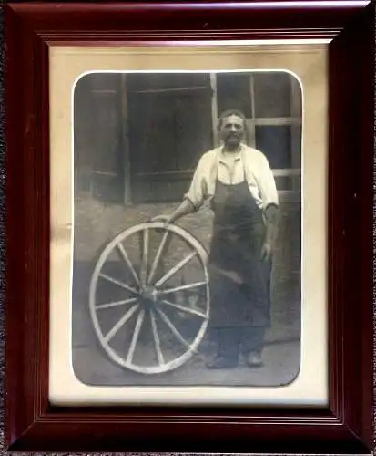 Original-Photographie eines Wagners vor seiner Werkstatt, ca. 1900, gerahmt