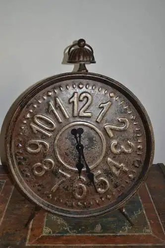 Dekorationsuhr mit Quartzwerk,kupferfarbenes  Gehäuse, antik Stil