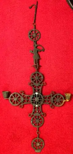 Hängekreuz aus Eisen mit zwei Kerzenhaltern, wohl Byzanz, Mitte/Ende 19. Jhdt