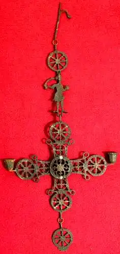 Hängekreuz aus Eisen mit zwei Kerzenhaltern, wohl Byzanz, Mitte/Ende 19. Jhdt