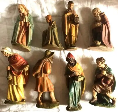 Acht farbige Krippenfiguren aus Kunststoff, 1950er Jahre