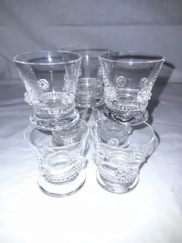 7 Schnapsgläser,mundgeblasen, mit aufgesetztem Glasdekor, Höhe 5,0 cm