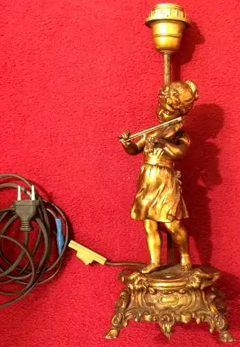 Elektrifizierte goldfarbene Zinkspritzgußfigur geigenspielendes Mädchen