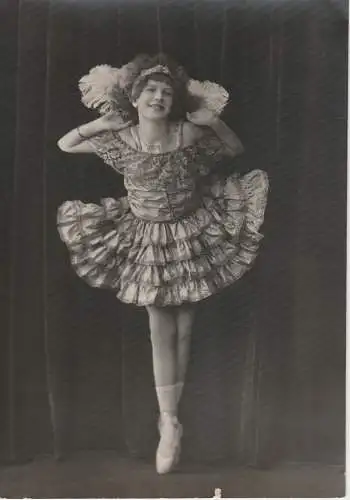 Fotografie, s/w, Hemes Studio; Newark, junge Ballett-mädchen, stehend, ca.1920