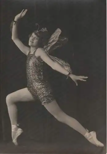 Fotografie, s/w, Hemes Studio; Newark, junge Ballett-mädchen, stehend, ca.1920